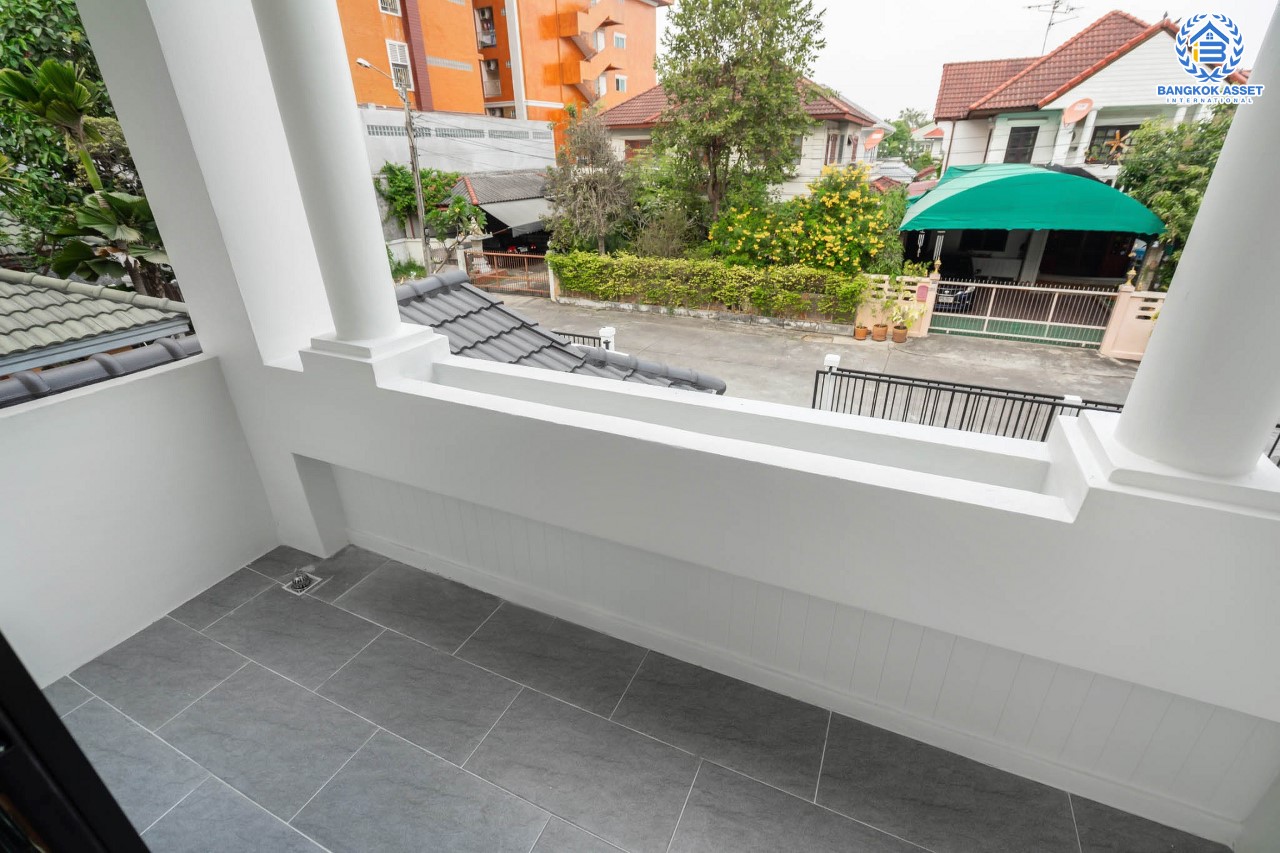 บ้านมือสองตกแต่งใหม่ ม.มณียา3 รัตนาธิเบศร์-ท่าอิฐ แบรนด์ Property Perfect หลังใหญ่ เนื้อที่  63 ตร.ว. ฟังก์ชั่นครบ! 4 ห้องนอน (มีห้องนอนชั้นล่าง) 2 ห้องน้ำ 2 ที่จอดรถ บนทำเลที่ดีที่สุด! เชื่อมต่อถ.รัตนาธิเบศร์ และถ.ราชพฤกษ์ ใจกลาง 2 เซ็นทรัลฯ ใกล้ MRT "สถานีบางรักน้อยท่าอิฐ"...